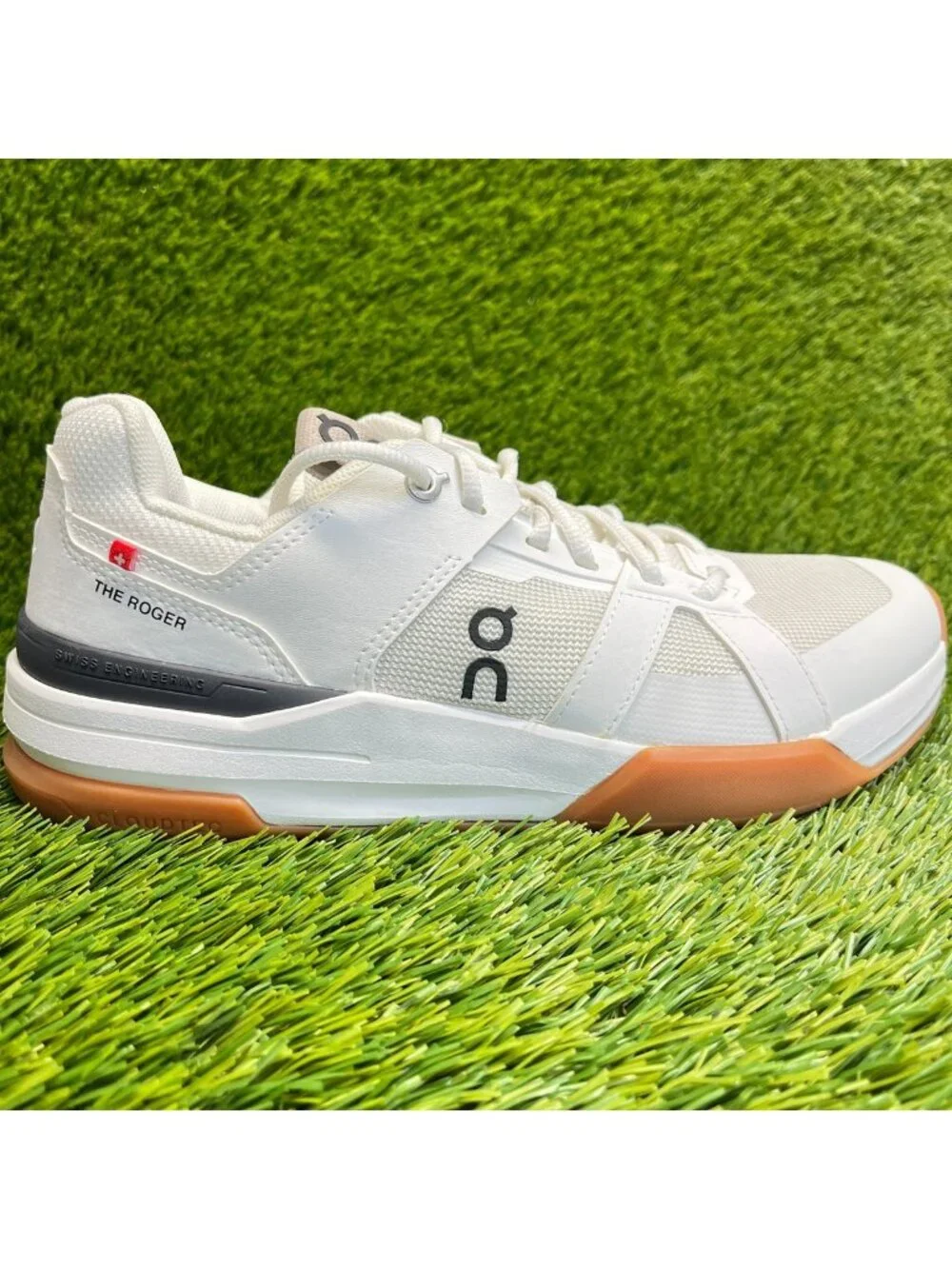 On The Roger Clubhouse Pro Youth Tennis Sneakers | Y6